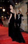 Angelina Jolie con un traje largo negro de Ralph y Russo en los Premios Bafta 2018