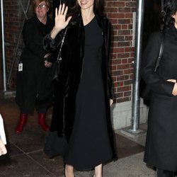 Angelina Jolie con un traje negro y unos stilettos por las calles de Nueva York