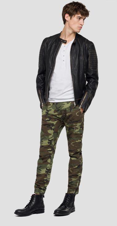 Conjunto militar masculino de la firma Replay para la colección Primavera/Verano 2018