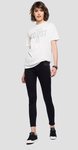 Conjunto de camiseta blanca y pantalón negro de la marca Replay para la Colección Primavera/Verano 2018