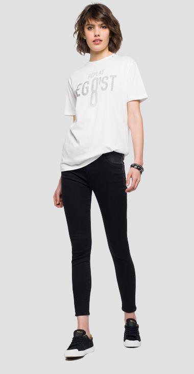 Conjunto de camiseta blanca y pantalón negro de la marca Replay para la Colección Primavera/Verano 2018