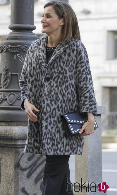 La reina Letizia con su abrigo 