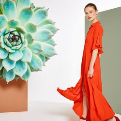 Vestido vaporoso en coral de la colección primavera/verano 2018 de Trucco