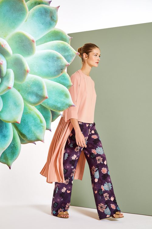 Pantalón ancho y blusa fluida de la colección primavera/verano 2018 de Trucco