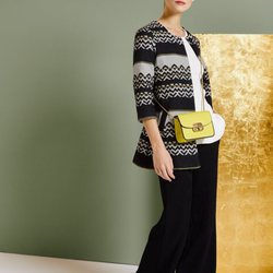 Conjunto de prendas en tonos neutros con bolso mostaza de la colección primavera/verano 2018 de Trucco