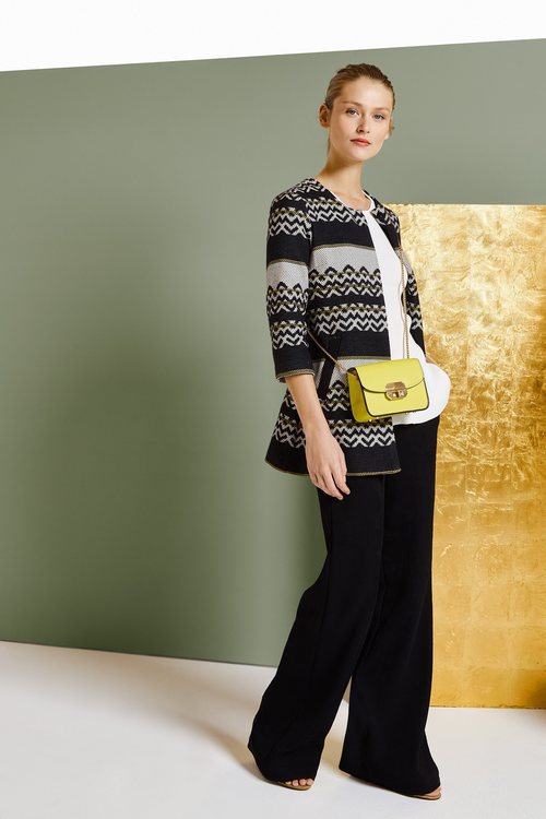 Conjunto de prendas en tonos neutros con bolso mostaza de la colección primavera/verano 2018 de Trucco