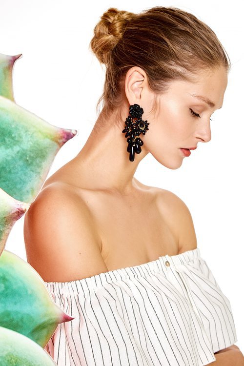Pendientes grandes negros de la colección primavera/verano 2018 de Trucco