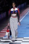 Chándal gris con chaqueta de cuero de la colección TommyXGigi primavera/verano 2018 en la Milan Fashion Week