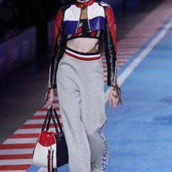 Chándal gris con chaqueta de cuero de la colección TommyXGigi primavera/verano 2018 en la Milan Fashion Week