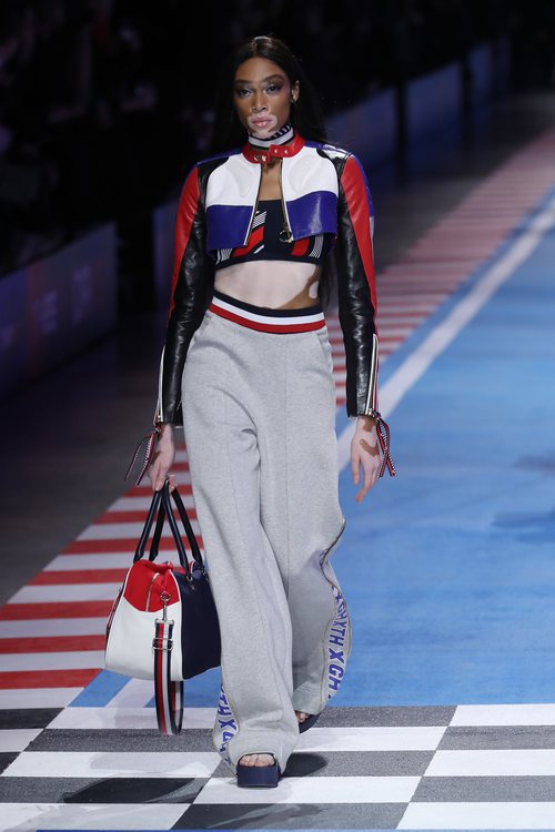 Chándal gris con chaqueta de cuero de la colección TommyXGigi primavera/verano 2018 en la Milan Fashion Week
