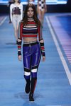 Pantalón de cuero azul con rayas blancas y negras de la colección TommyXGigi primavera/verano 2018 en la Milan Fashion Week