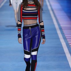 Pantalón de cuero azul con rayas blancas y negras de la colección TommyXGigi primavera/verano 2018 en la Milan Fashion Week