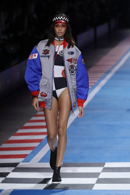 Bañador a cuadros blancos y negros de la colección TommyXGigi primavera/verano 2018 en la Milan Fashion Week