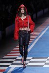 Pantalón de cuero negro y sudadera roja de la colección TommyXGigi primavera/verano 2018 en la Milan Fashion Week