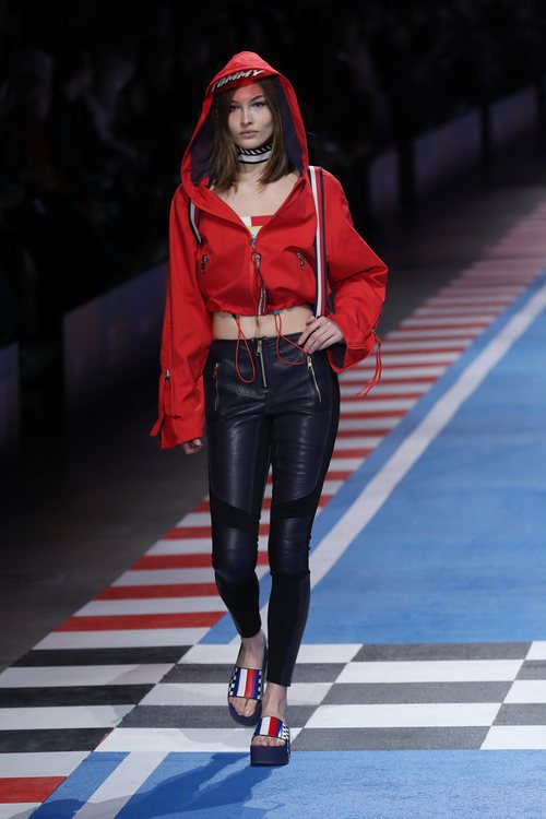 Pantalón de cuero negro y sudadera roja de la colección TommyXGigi primavera/verano 2018 en la Milan Fashion Week