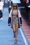 Top y pantalón corto a rayas blancas y negras de la colección TommyXGigi primavera/verano 2018 en la Milan Fashion Week