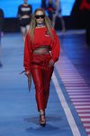 Chándal rojo con detalles de carreras negros de la colección TommyXGigi primavera/verano 2018 en la Milan Fashion Week