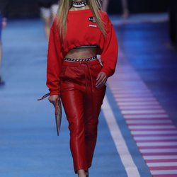 Chándal rojo con detalles de carreras negros  de la colección TommyXGigi primavera/verano 2018 en la Milan Fashion Week
