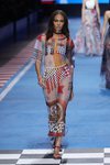 Bikini a cuadros negros y blancos con una capa transparente de la colección TommyXGigi primavera/verano 2018 en la Milan Fashion Week
