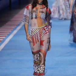 Bikini a cuadros negros y blancos con una capa transparente de la colección TommyXGigi primavera/verano 2018 en la Milan Fashion Week