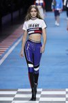 Gigi Hadid con un pantalón de cuero azul de la colección TommyXGigi primavera/verano 2018 en la Milan Fashion Week