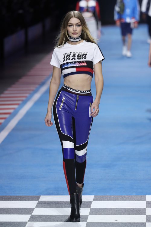 Gigi Hadid con un pantalón de cuero azul de la colección TommyXGigi primavera/verano 2018 en la Milan Fashion Week