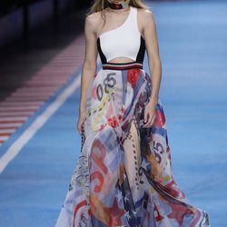 Gigi Hadid con un top y una falda de estampados de la colección TommyXGigi primavera/verano 2018 en la Milan Fashion Week