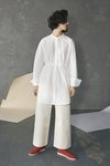Blusa blanca y pantalones beige anchos de la colección de COS-Paperbase primavera/verano 2018