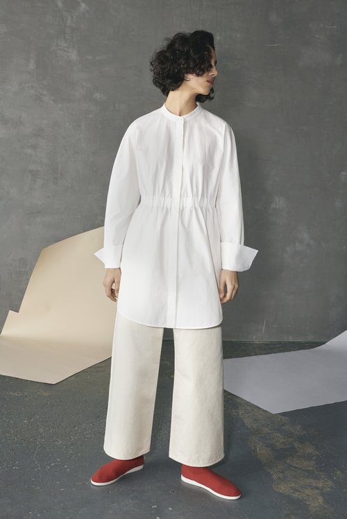 Blusa blanca y pantalones beige anchos de la colección de COS-Paperbase primavera/verano 2018