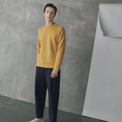 Suéter amarillo y pantalón ancho azul marino de hombre de la colección de COS-Paperbase primavera/verano 2018