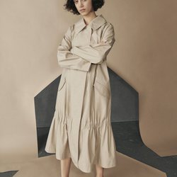 Gabardina beige de corte ancho de la colección de COS-Paperbase primavera/verano 2018
