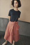 Falda rosada con lazo anudado de la colección de COS-Paperbase primavera/verano 2018