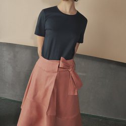 Falda rosada con lazo anudado de la colección de COS-Paperbase primavera/verano 2018