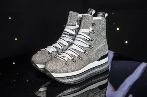 Zapatillas de bota con plataforma en tonos grises con brillante de Hogan para el próximo Otoño/Invierno 2018