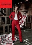 Lulu Tenney con un conjunto denim rojo de la colección de Calvin Klein #MYCALVINS para primavera 2018