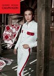 Millie Bobbie Brown con unos vaqueros blancos y rojos de la colección de Calvin Klein #MYCALVINS para primavera 2018