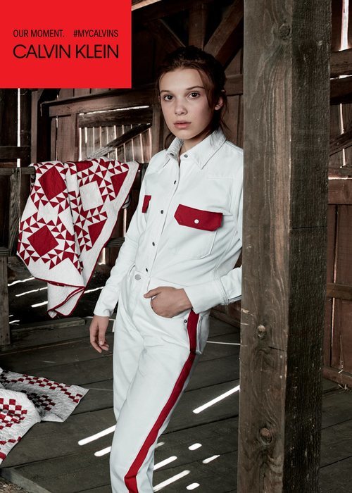 Millie Bobbie Brown con unos vaqueros blancos y rojos de la colección de Calvin Klein #MYCALVINS para primavera 2018