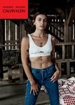 Paris Jackson con unos jeans y un top blanco de la colección de Calvin Klein #MYCALVINS para primavera 2018