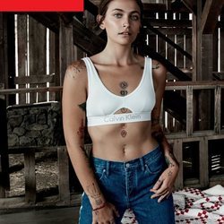 Paris Jackson con unos jeans y un top blanco  de la colección de Calvin Klein #MYCALVINS para primavera 2018