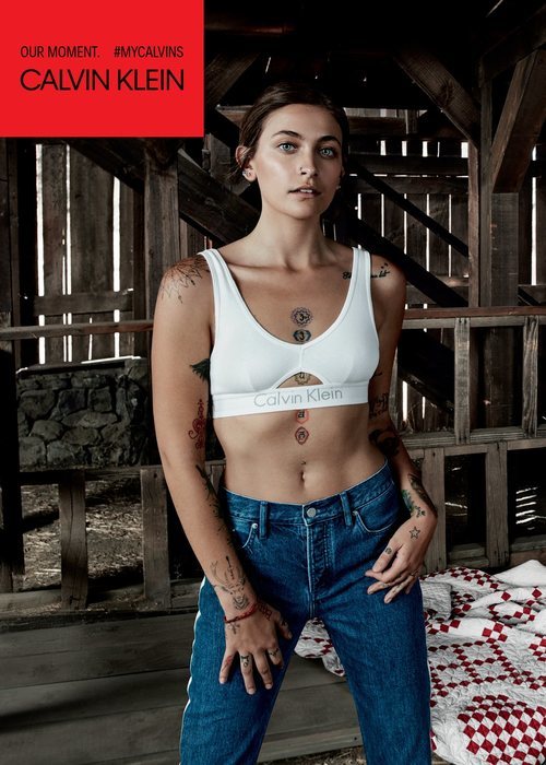 Paris Jackson con unos jeans y un top blanco de la colección de Calvin Klein #MYCALVINS para primavera 2018