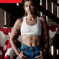 Paris Jackson con unos jeans y un top liso blanco  de la colección de Calvin Klein #MYCALVINS para primavera 2018