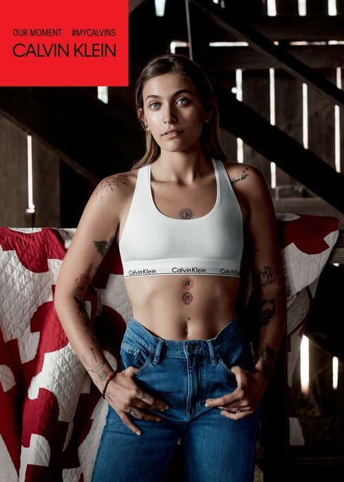 Paris Jackson con unos jeans y un top liso blanco de la colección de Calvin Klein #MYCALVINS para primavera 2018