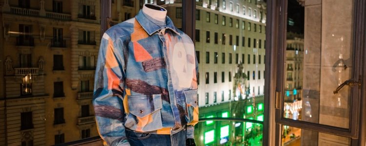 Camisa azul con detalles geométricos de Frescoté, nueva marca de María Escoté y Fer Fernández