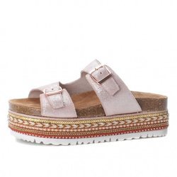 Sandalia con plataforma en color rosa de la firma Carmela de la Nueva Colección Primavera/Verano 2018