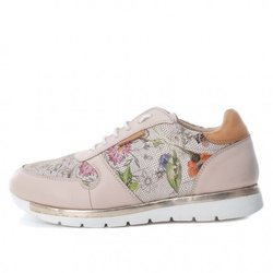 Zapatilla en color rosa pastel con estampado de flores e la Nueva Colección Primavera/Verano 2018 de Carmela