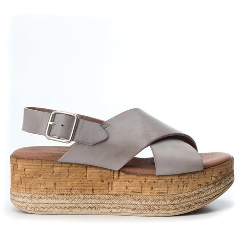 Sandalia marron claro con plataforma de efecto madera y esparto de la Nueva Colección Primavera/Verano 2018 de Carmela