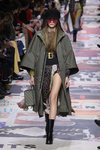 Gabardina verde militar de Dior otoño/invierno 2018/2019 en la Paris Fashion Week