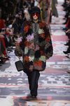 Abrigo de peluche multicolor de Dior otoño/invierno 2018/2019 en la Paris Fashion Week