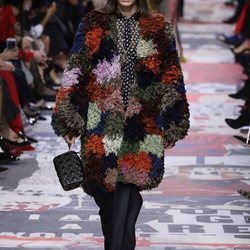 Abrigo de peluche multicolor  de Dior otoño/invierno 2018/2019 en la Paris Fashion Week