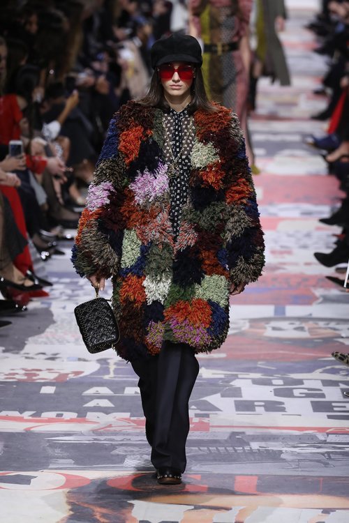 Abrigo de peluche multicolor de Dior otoño/invierno 2018/2019 en la Paris Fashion Week